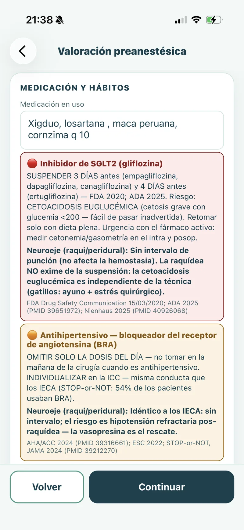 Pantalla de la app: alertas de medicamentos en uso — DOAC en rojo con la guía completa y referencias, BRA en naranja