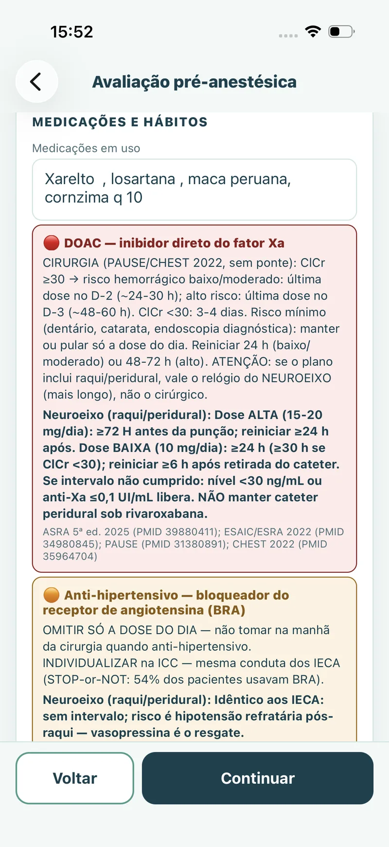 Tela do app: alertas de medicações em uso — DOAC em vermelho com diretriz completa e referências, BRA em laranja